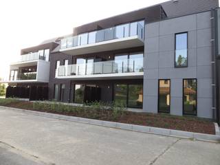 Modern lichtrijk appartement gelegen dichtbij het centrum van Zottegem én in een groene, residentiële omgeving. Het appartement omvat een inkom, leefruimte met open keuken, ruim terras, afzonderlijke berging, afzonderlijk toilet, 2 slaapkamers en een badkamer met dubbele lavabo en douche. Voorzien van alle moderne comfort waaronder vloerverwarming. Er is eveneens een ruime ondergrondse garage voor 1 auto beschikbaar (in de huurprijs inbegrepen). Totale oppervlakte van het appartement is 110m². De algemene kosten bovenop de huurprijs bedragen 100€. Het bedrag van 100€ stemt overeen met de werkelijke kosten. Beschikbaar vanaf 1 oktober 2026. Geen Immo kantoren aub