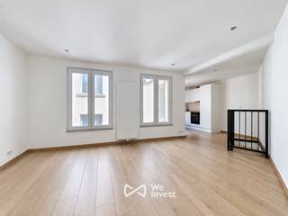 Tel: 0456 79 45 19 / E-mail: sophia.vanhove@weinvest.be<br /><br />We Invest biedt u met plezier, in exclusiviteit, dit charmante en zeer lichtrijke appartement aan, gelegen op de 1ste verdieping achteraan in een gebouw in Brussel.<br /><br />Ideaal gelegen in Brussel, geniet het pand van een uitstekende ligging vlakbij Sint-Katelijne, de Sint-Goriks Hallen en het stadscentrum. De buurt biedt een dynamisch en aangenaam leefkader met tal van winkels, supermarkten, restaurants, cafés en openbaar vervoer op wandelafstand. U geniet bovendien van een snelle toegang tot de belangrijkste verkeersaders en alle voorzieningen van het centrum van Brussel.<br /><br />Het appartement bestaat uit een aangename, lichtrijke woonkamer, een uitgeruste keuken, evenals een moderne doucheruimte met toilet. Een binnentrap leidt naar de verdieping, die een tweede lichtrijke leefruimte biedt, ideaal als bureau- of ontspanningsruimte.<br /><br />Huurprijs: €910/maand<br />Kosten: €95/maand (provisie voor warm water en verwarming, elektriciteit en onderhoud van de gemeenschappelijke delen).<br />EPC: F<br /><br />Onmiddellijk beschikbaar voor een minimumtermijn van 3 jaar.<br /><br />Wacht niet te lang om te komen bezichtigen! Voor meer exclusieve panden, bezoek www.weinvest.be