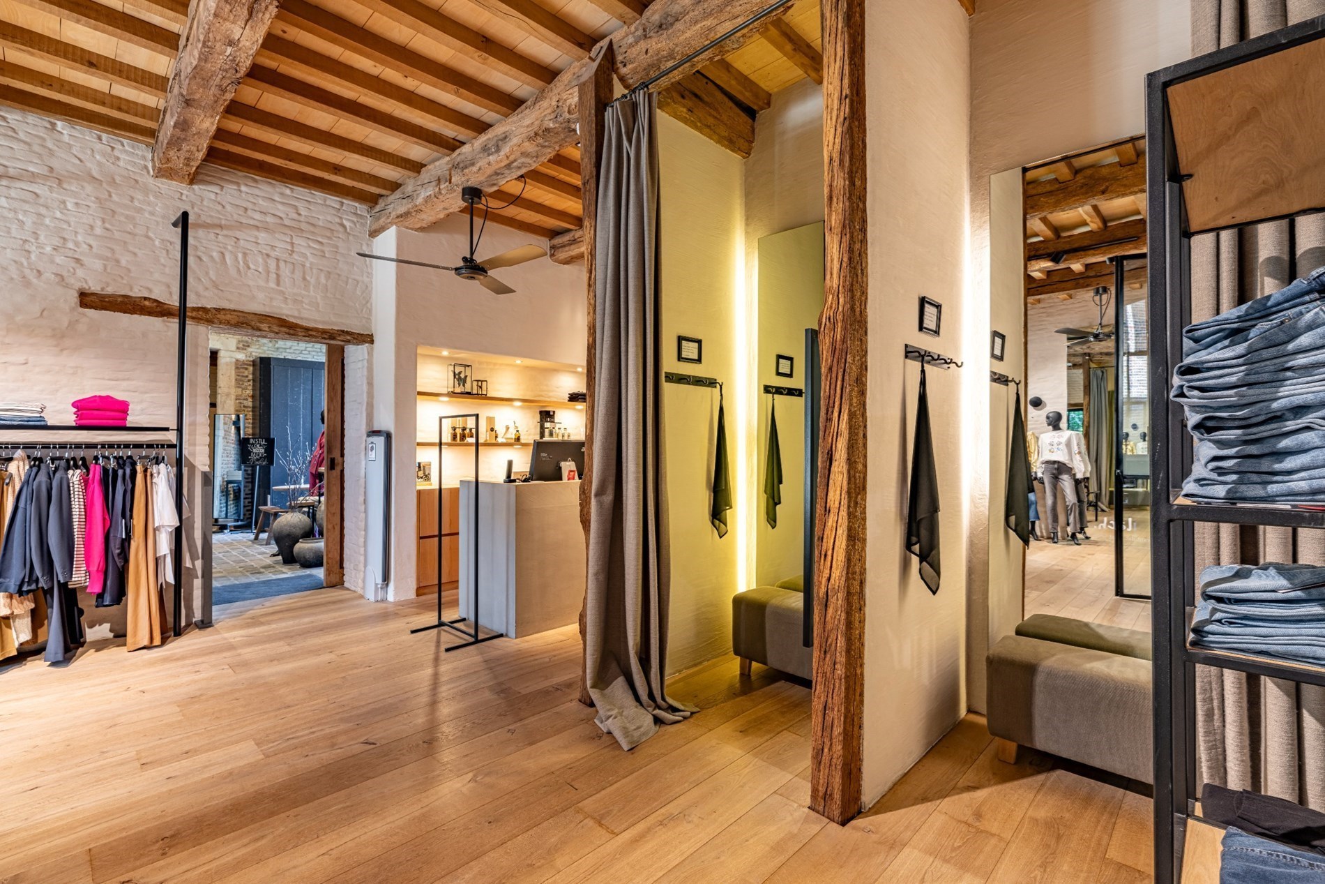 Prachtige handelsruimte met karaktervolle woonst in een een deel van het geklasseerde Kasteel Van Dormaal. - foto 4