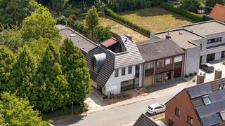 Deze eigendom biedt enorm veel potentieel: momenteel uitgebaat als zeer goeddraaiende horecazaak met groot terras.
Gelegen op een TOPligging: zicht op groen; grote eigendom met veel mogelijkheden, handelspand met woonst, 2-woonst, of mensen op zoek naar een grote woonst.
(totaalrenovatie, charmante authentieke inrichting) met een prachtig terras, uitgevend op groen, en genietend van alle privacy.
Volledig onderkelderd (120m2, vroegere wellness)
EXTRA: Mogelijkheid bijkopen aanpalende woning (75).
Bezoek na afspraak met IMMO BEGUIN: info@immobeguin.be