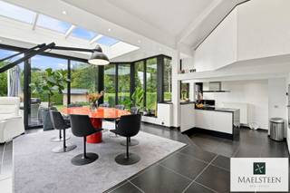 Deze eigendom bevindt zich in de standingvolle en rustige Bremdreef, in de bosrijke omgeving van Vorsevijvers, Wildenburg en het Bulskampveld. Het perceel van 2.192 m² is opvallend open en vrij van dichte bebossing. Dit garandeert een uitstekende, natuurlijke lichtinval gedurende de hele dag en biedt een weids uitzicht over de eigen grond. De huidige woning baadt in het licht en wordt gekenmerkt door een heel open gevoel waar alle ruimtes in elkaar overvloeien. Mits omgevingsvergunning kan de huidige woning worden uitgebreid tot 700 kubieke meten.<br /><br />Actuele samenstelling:<br />Inkomhal met apart toilet en berging. Zeer lichtrijke eetplaats met aangrenzende open keuken (toestellen van NEFF). Gezellige zitput met houthaard. Ruime slaapkamer met en-suite doucheruimte. Technisch lokaal.<br />Op het verdiep: open bureau, ruime tweede slaapkamer en een kamer die momenteel wordt gebruikt als dressing.<br /><br />Buitenruimte: verschillende terrassen om optimaal van de zon te genieten, carport voor 2 wagens (laadvoorziening aanwezig), 2 tuinhuizen, vijver.<br /><br />Troeven van deze woning: een groot perceel, ligging tussen de bossen op de grens van Hertsberge en Wingene, potentieel tot uitbreiding, zonnepanelen en thuisbatterij aanwezig.<br /><br />EPC E (410): renovatieplicht<br /><br />Neem zeker contact op met al uw vragen of om uw persoonlijke afspraak (7/7) vast te leggen: 0478 93 72 00 of maxime@maelsteen.be