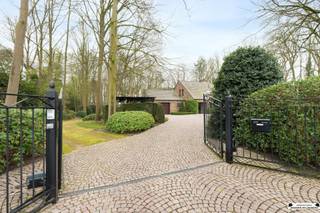 <p><span>Deze ruime villa is gelegen op een centrale locatie en met een perceel oppervlakte van 2.574m². </span></p><p><span> </span></p><h3><span>Inkom en leefruimte</span></h3><p><span>Bij het betreden van de woning komt u in een verzorgde inkomhal met gastentoilet en handenwasser.<br />De lichtrijke leefruimte vormt het hart van de woning, waar grote glaspartijen zorgen voor een aangename lichtinval en een prachtig zicht op de tuin.</span></p><p><span> </span></p><h3><span>Open keuken en praktische ruimtes</span></h3><p><span>Aansluitend bevindt zich de open keuken, volledig uitgerust met kwalitatieve toestellen, waaronder:</span></p><ul><li><span>dubbele spoelbak </span></li><li><span>combi-oven </span></li><li><span>keramische kookplaat van Miele </span></li><li><span>vaatwasser van hetzelfde merk </span></li></ul><p><span>Naast de keuken is er een praktische bergruimte met ingemaakte kasten en extra spoeltafel.</span></p><p><span> </span></p><h3><span>Veranda en verbinding met buiten</span></h3><p><span>Vanuit de leefruimte heeft u directe toegang tot de veranda, waar u het hele jaar door kan genieten van een aangename combinatie van binnen- en buitengevoel.</span></p><p><span> </span></p><h3><span>Garage en parkeergelegenheid</span></h3><p><span>De berging geeft toegang tot de garage met:</span></p><ul><li><span>automatische poort </span></li><li><span>ingemaakte kasten </span></li><li><span>aansluitingen voor wasmachine en droogkast </span></li></ul><p><span>Binnen is er plaats voor één wagen.<br /><br /></span></p><p><span> </span></p><h3><span>Slaapkamer en badkamer op het gelijkvloers</span></h3><p><span>Op het gelijkvloers bevindt zich een extra slaapkamer met ensuite badkamer, uitgerust met:</span></p><ul><li><span>inloopdouche </span></li><li><span>toilet </span></li><li><span>wastafelmeubel </span></li></ul><p><span>Ideaal voor gelijkvloers wonen.</span></p><p><span> </span></p><h3><span>Verdieping met meerdere slaapkamers</span></h3><p><span>Op de eerste verdieping leidt de nachthal met houten vloer naar vier volwaardige slaapkamers.</span></p><ul><li><span>Twee slaapkamers zijn afgewerkt met een novilon vloer </span></li><li><span>Eén van deze kamers biedt toegang tot een tussen- en achterkamer, perfect voor het creëren van een dressing en extra badkamer </span></li><li><span>De overige slaapkamers zijn voorzien van een warme houten vloer </span></li></ul><p><span>De badkamer op deze verdieping beschikt over:</span></p><ul><li><span>douche </span></li><li><span>toilet </span></li><li><span>wastafel </span></li></ul><p><span> </span></p><h3><span>Technische uitrusting</span></h3><p><span>De woning is technisch goed uitgerust met onder meer:</span></p><ul><li><span>alarmsysteem met meldkamer </span></li><li><span>verwarmingsketel van Buderus </span></li><li><span>waterontharder </span></li></ul><p><span>Daarnaast is er een ruime kelder aanwezig, ideaal voor stockage of het inrichten van een wijnkelder.</span></p><p><span> </span></p><h3><span>Tuin en buitenruimte</span></h3><p><span>Het buitengedeelte omvat een ruim terras met zuidoostelijke oriëntatie, waardoor u optimaal geniet van de zon.<br />Zowel de voor- als achtertuin zijn mooi aangelegd, volledig omheind en voorzien van tuinhuizen.</span></p><p><span> </span></p>