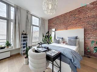 Mail: juliana.t@weinvest.be Tel: +32 456 87 27 16<br /><br />We Invest stelt u met plezier en in exclusiviteit dit prachtige appartement met drie slaapkamers voor, met een oppervlakte van 148 m².<br /><br />Gelegen in de bruisende en authentieke wijk Sint-Katelijne, een van de meest geliefde buurten van Brussel, geniet dit appartement van een uitstekende ligging. Op wandelafstand vindt u het Sint-Katelijneplein, de Hallen van Sint-Gorik, het voetgangersgebied, de Grote Markt en de vele winkels van het stadscentrum. De buurt is uitstekend bereikbaar met het openbaar vervoer (stations De Brouckère, Sint-Katelijne en IJzer) en biedt snelle toegang tot scholen, musea en culturele instellingen.<br /><br />Het appartement opent op een ruime woonkamer met zichtbare bakstenen muren en massief houten vloeren, die charme en elegantie uitstralen. De open, volledig uitgeruste keuken sluit naadloos aan op een gezellige eetkamer – een warme en praktische leefruimte.<br />Verder beschikt het appartement over drie slaapkamers, een badkamer en een douchekamer – ideaal voor een gezin of een gedeeld verblijf.<br />Een aangenaam terras biedt de mogelijkheid om van zonnige dagen te genieten, en een kelder zorgt voor extra bergruimte.<br /><br />Huurprijs: €1.900<br /><br />Kosten: €130 (gemeenschappelijke delen)<br /><br />EPB: C<br /><br /><br />Niet te missen!<br />Ontdek meer exclusieve panden op www.weinvest.be