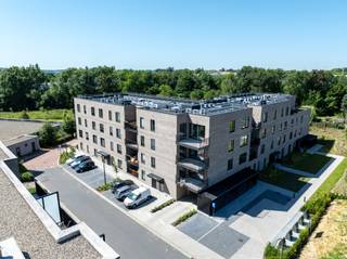 <p>Op zoek naar een appartement te koop in Halle? Dit instapklare nieuwbouwappartement met 1 slaapkamer in Residentie Kwikstaart combineert modern comfort, energiezuinig wonen en een rustige ligging aan het Mathilde Popeleu-erf. Ideaal als eigen woonst of investering.</p><p>Je komt binnen via een inkomhal met vestiaireruimte en een apart toilet met handwas. De lichtrijke leefruimte met open, volledig ingerichte keuken vormt het hart van het appartement. Aansluitend vind je een praktische berging en een ruim terras waar je in alle rust kan genieten van de buitenlucht.</p><p>Verder beschikt het appartement over een volwaardige slaapkamer en een moderne douchekamer.</p><p>Dankzij de energiezuinige technieken zoals vloerverwarming via warmtepomp en zonnepanelen geniet je van lage energiekosten en een toekomstgerichte woonoplossing.</p><p>Gelegen in een groene, rustige omgeving nabij het centrum van Halle, winkels, scholen en openbaar vervoer. Een interessante opportuniteit voor wie comfortabel en centraal wil wonen.</p>