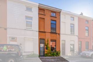 Aan het sfeervolle Boerenhof, in de Gentse wijk Rabot, ligt deze charmante instapklare woning met tuin. De omgeving ademt rust en gemeenschap:...