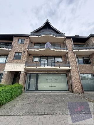 Op een vlot bereikbare locatie langs de Kuringersteenweg in Hasselt bevindt zich dit verzorgde appartement op de tweede verdieping van Residentie "Paul". Dankzij de centrale ligging geniet u van een uitstekende verbinding naar het stadscentrum van Hasselt, de grote invalswegen en de autosnelwegen. Winkels, openbaar vervoer, scholen en andere dagelijkse voorzieningen bevinden zich bovendien in de onmiddellijke omgeving.<br /><br />Het appartement beschikt over een bewoonbare oppervlakte van 84 m² (volgens EPC) en biedt een praktische en aangename indeling. Via de inkomhal, voorzien van een gastentoilet, bereikt u de lichtrijke leefruimte met open keuken. Aansluitend aan de keuken bevindt zich een handige berging die extra opbergruimte biedt. Vanuit de woonkamer heeft u via het schuifraam toegang tot het gezellige, zuidwest georiënteerde balkon waar u optimaal kunt genieten van de middag- en avondzon.<br /><br />Verder omvat het appartement twee volwaardige slaapkamers en een badkamer uitgerust met een ligbad.<br /><br />Ook aan comfort ontbreekt het niet. In de kelderverdieping beschikt u over een private autostaanplaats en een eigen kelderberging.<br /><br />Bovendien behaalt het appartement een gunstig EPC-label A, wat garant staat voor een energiezuinig wooncomfort en lagere energiekosten.<br /><br /><u><strong>Huurvoorwaarden:</strong></u>
<ul>
<li><strong>Huurprijs:</strong> € 895,00 per maand</li>
<li><strong>Vaste gemeenschappelijke kosten: </strong>€ 55,00 per maand</li>
<li><strong>Huurwaarborg:</strong> € 2.685,00 (3 maanden huur)</li>
<li><strong>EPC-label: </strong>A</li>
</ul>
Bent u op zoek naar een energiezuinig appartement met een centrale ligging en alle comfort binnen handbereik? Neem dan gerust contact op voor meer informatie of een bezichtiging.