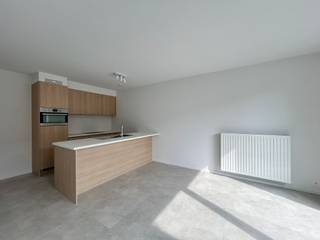 Op wandelafstand van het centrum van Diksmuide bevindt zich dit appartement met 2 slaapkamers en 2 zeer grote terrassen. Door zijn centrale ligging bevinden diverse lokale handelaars, grootwarenhuizen, horeca-aangelegenheden en het openbaar vervoer zich allen op wandelafstand.<br /><br />Dit lichtrijk appartement wordt betreden via de gemeenschappelijke inkomhal waar ook de brievenbussen terug te vinden zijn. Via de inkomhal met apart gastentoilet komt men in de lichtrijke leefruimte. Hier bevindt zich ook de open keuken die voorzien is van een combi-oven, vitro-keramische kookplaat, dampkap, koelkast, vaatwasmachine en een spoelbak (AEG toestellen). Verder zijn er 2 slaapkamers, een badkamer voorzien van een lavabo en inloopdouche en tevens 2 ruime bergruimtes waar tevens ook alle technieken toekomen. <br /><br />Dit rustig gelegen appartement beschikt over 2 terrassen van 32 en 8 m².<br /><br />Vervolgens heb je ook nog een gemeenschappelijke fietsenberging.<br /><br />Parkeerplaats: €50/maand<br /><br />Gemeenschappelijke lasten: €50/maand<br /><br />Beschikbaar vanaf: overeen te komen.<br /><br />