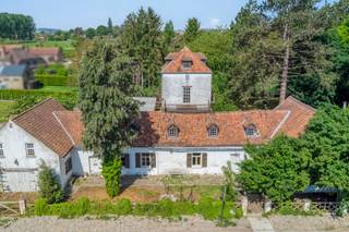 Ontdek deze unieke villa in hartje Elingen! Gelegen op een prachtig perceel biedt deze ruime karaktervolle woning een enorm potentieel! Na...