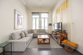 <p><span>Karaktervolle herenwoning met ziel én toplocatie </span></p><p><span>In een van de meest charmante straten van Antwerpen, pal aan het bruisende maar groene hart van de stad, vind je deze prachtige herenwoning vol karakter en klasse. </span></p><p><span>De woning</span><span> ligt letterlijk met de achtertuin tegen het </span><span>Groen Kwartier aan,</span><span> een unieke ligging die zelden op de markt komt.</span></p><p><span>Stap het Groen Kwartier in, en g</span><span>eniet van het autoluwe karakter, de gezellige sfeer en topplekken als </span><span>Het PAKT</span><span>, </span><span>The Rite</span><span>, koffiebarretjes, ateliers en sfeervolle pleinen. Het voelt als een dorpsgevoel midden in de stad. Ideaal voor wie houdt van leven, maar ook van rust en ruimte.</span></p><p><span>Een huis met grandeur</span><span><br />Deze statige woning ademt charme: startende met de gevel, de hoge plafonds met sierlijke moulures, prachtige ruimtes en een imposante trap geven dit huis zijn unieke ziel.<br />Karaktervol, maar voldoet aan de huidige norm aan isolatie en met z'n zonnepanelen.</span></p><p><span>Met </span><span>6 slaapkamers</span><span>, </span><span>2 badkamers</span><span>, </span><span>2 keukens</span><span> en een </span><span>volledige kelderverdieping</span><span>, is er ruimte zat voor een groot gezin, kangoeroewonen of een combinatie van wonen en werken. De </span><span>knusse stadstuin</span><span> is een oase van rust én het verlengde van het Groen Kwartier.</span></p><p><span>Centraal en toch rustig</span><span><br />Je woont hier op een toplocatie: op wandelafstand van het Centraal Station, het stadscentrum, scholen, winkels en openbaar vervoer. Toch voelt het hier sereen en residentieel, dankzij de mooie straat en het unieke achterliggende wijkgevoel van het Groen Kwartier.</span></p><p><span>Ben je op zoek naar een ruime woning vol karakter, op een locatie waar groen, rust en stadsleven hand in hand gaan?</span><span> Dan is dit een buitenkans.</span></p><p><span> </span></p><p><span>Bestuursmaatregelen in het maatregelenregister: nee</span></p>