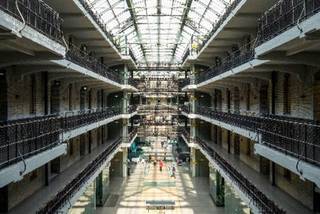 Prachtige kantoorruimte gelegen in het hart van de site van Tour &amp; Taxis, in de onmiddellijke nabijheid van het Noord Station en het stadscentrum.  Het gebouw is volledig gerenoveerd en voorzien van zonnepanelen, airconditioning en CO²-indicatoren.  Talrijke faciliteiten: parkeerplaats, winkels, restaurants, kinderopvang, fitnessruimte en pendelbus naar Noord Station.<br />Gemakkelijk bereikbaar met het openbaar vervoer.<br />Oppervlakte: 390 m²<br />Archief beschikbaar: 100 €/m²/jaar<br />Belastingen en heffingen niet inbegrepen.