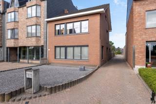 <p><strong>NIEUWE VOORWAARDEN!!!<br />Uitstekende gezinswoning met 3 ruime slaapkamers in centrum Ravels, badkamer en keuken volledig vernieuwd in 2013, buitenschrijnwerk in PVC met rolluiken, ruime tuin met toegang naar achter en een vrijstaande garage en carport op een perceel van ca. 800m² en een EPC met label C.</strong><br /><br />Gelijkvloers:<br />Een ruime inkomhal heet u een warme welkom en geeft u toegang naar de woonkamer enerzijds, en de trap naar de verdieping anderzijds. <br />De L vormige woonkamer is ruim en ingedeeld met een grote zithoek aan de straatkant en de eetkamer kort bij de keuken. Met de inbouwhaard op hout kan u in de tussenseizoenen het gezellig warm stoken, maar in de winter een perfecte bijverwarming.<br />De woonkamer geniet van een heerlijk lichtinval door de grote raampartijen. <br />Aan het terras op de achterzijde is de keuken ingericht. Deze werd volledig gerenoveerd en is voorzien van de nodige toestellen, voldoende werktablet en een gezellige ontbijthoek die op de tuin uitkijkt. Verder bevindt zich langs de keuken nog de practische bijkeuken waar wasmachine, droogkast en opbergruimte voorzien zijn.<br />De badkamer is ruim en werd ook al vernieuwd, deze is ingericht met maatwerk wastafel, douche en toilet.<br />De kelder is toegankelijk langs de keuken en biedt plaats voor extra berging en verwarming.<br /><br />Eerste verdieping:<br />Een ruime overloop met veel daglicht en ingemaakte kasten geeft toegang naar 3 ruime slaapkamers.<br />De master heeft zicht op de achtertuin en vooraan hebben we een grote en kleinere slaapkamer. Er is een apart toilet op de gang. <br /><br />Zolder:<br />De zolderverdieping is toegankelijk middels een vlizotrap.<br />Thans is de zolder ingeicht als berging, maar mits vaste trap zijn hier nog mogelijkheden tot extra woonruimte.<br /><br />Tuin en omgeving:<br />Deze eigendom heeft een heerlijke tuin op het zuid westen die toegankelijk is via een eigen toegang maar ook servitude geeft aan het achterliggend perceel.<br />De private tuin is veilig afgeschermd en geeft toegang tot private garage, parking en carport. Achteraan is het grasveld waar kinderen kunnen ravotten.<br /><br />Bijzonderheden:<br />- Centrumgelegen met eigen achterinrit en plaats<br />- Alle ramen en deuren werden reeds vernieuwd in hoogwaardig PVC<br />- Badkamer en keuken reeds gerenoveerd<br />- Grote droge kelder<br /><br /><br /></p>