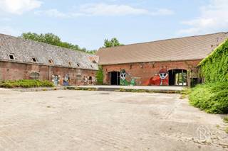<p>Ontdek het uitzonderlijke potentieel van Domaine de Jaurieu — een iconisch domein waar charme, authenticiteit en commerciële mogelijkheden naadloos samenkomen op een prachtig terrein van een 4700m2, (mogelijkheid 3 hectare extra bij te kopen).</p><p>Achter de indrukwekkende oprijlaan ontvouwt zich een unieke eigendom met een karaktervolle historische vierkantshoeve rond een sfeervol binnenplein en terras, omgeven door groen, een idyllische vijver en ruime parkeermogelijkheden. <br />Dit veelzijdige domein biedt vandaag al een sterke uitbatingsbasis, maar vooral een zeldzaam toekomstpotentieel voor ondernemers, investeerders of hospitality-concepten die op zoek zijn naar een locatie met uitstraling én mogelijkheden.</p><p>Het domein beschikt over alle nodige vergunningen voor het organiseren van evenementen tot 400 personen, de uitbating van een restaurant/taverne met overnachtingsmogelijkheden, een feestzaal en het houden van hoevedieren. Dankzij de parkingcapaciteit van maar liefst 230 wagens is het domein bovendien perfect uitgerust voor grootschalige events, seminaries, huwelijksfeesten, bedrijfsevents of exclusieve hospitalityconcepten.</p><p>Met meer dan 2.400 m² bruikbare binnenruimte biedt deze eigendom talloze exploitatemogelijkheden: van eventlocatie, hotel- en restaurantuitbating tot wellnessconcept, retreat, co-housingproject, seminariecentrum of exclusieve privéresidentie met professionele activiteit.</p><p>Een zeldzame opportuniteit voor wie op zoek is naar een karaktervolle toplocatie met geschiedenis, uitstraling en uitzonderlijk veel ontwikkelingspotentieel.</p>