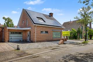 In de Edmond Meertstraat staat deze instapklare open bebouwing (bouwjaar 1987) op een perceel van 510 m². De woning is opgetrokken in beton met isolerende thermoblokken, een stevige en duurzame bouwwijze die zich vertaalt in een uitstekend energieprofiel. Met een EPC-label B (117 kWh/m²jaar) scoort ze ruim boven het gemiddelde voor de regio en zit ze dicht bij de Vlaamse doelstelling voor 2050. Een lucht-luchtwarmtepomp, 22 zonnepanelen, dakisolatie tot 25 cm, vloerisolatie, laadpaal en een driefasige aansluiting maken het plaatje compleet.<br />De ligging is een droom voor gezinnen met kinderen: rustige doodlopende straten zonder doorgaand verkeer en een speeltuin om de hoek. Veilig buitenspelen op wandelafstand, dat is hier vanzelfsprekend.<br />Binnen leidt een ruime inkomhal naar de lichtrijke leefruimte. De volledig geïnstalleerde keuken uit 2019 pronkt met Miele, Liebherr, AEG-inductie en ATAG-combioven. Het gelijkvloers biedt verder een inloopdouche, apart toilet en volop bergruimte. Boven vindt u drie volwaardige slaapkamers en een tweede badkamer met dubbele wastafel, ligbad en toilet. De vaste trap loopt door naar een ruime zolder.<br />Buiten speelt de woning haar troeven uit: een verzorgd terras, een fraai aangelegde tuin op het oosten en als blikvanger een overdekt buitenzwembad. De vernieuwde oprit biedt plaats voor twee wagens en leidt naar een ruime garage van 45 m² met elektrische poort en smeerput.<br />Bel of mail ons voor een afspraak op het nummer: 052/46.38.03 of info@uw-huis.be en wie weet tot binnenkort!<br />