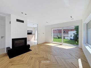 Volledig gerenoveerde gezinswoning met 4 slaapkamers, ZUIDgerichte tuin en ruime garagebox te Staden!<br /><br /><span><span><span><span><span><span><span><span><span><span><span><span><span><span>Op een vlot bereikbare locatie in Staden, bevindt zich deze </span><span>instapklare, volledig gerenoveerde woning</span><span> die comfort, ruimte en functionaliteit perfect combineert.</span></span></span></span></span></span></span></span></span></span></span></span></span></span><br /><span><span><span><span><span><span><span><span><span><span><span><span><span><span>De woning beschikt over maar liefst 4 volwaardige slaapkamers, waardoor ze uitermate geschikt is voor grotere gezinnen of voor wie extra ruimte wenst voor een bureau, hobbykamer of thuiswerkplek. Op de eerste verdieping bevindt zich een verzorgde </span><span>badkamer</span><span>, terwijl het </span><span>gelijkvloers</span><span> bijkomend is uitgerust met een praktische douchekamer, wat het wooncomfort aanzienlijk verhoogt.</span></span></span></span></span></span></span></span></span></span></span></span></span></span><br /><span><span><span><span><span><span><span><span><span><span><span><span><span><span>Achteraan geniet u van een aangename zuidgerichte tuin, waar u de hele dag door kunt genieten van de zon en alle rust. Een absolute troef is de ruime garagebox die rechtstreeks aansluit op de tuin. Deze garage beschikt bovendien over een uitweg naar de achterliggende straat, waar zich extra parkeermogelijkheden bevinden.</span></span></span></span></span></span></span></span></span></span></span></span></span></span><br /><span><span><span><span><span><span><span><span><span><span><span><span><span><span>Dankzij deze unieke indeling is de woning niet alleen ideaal voor gezinnen, maar ook bijzonder interessant voor zelfstandigen, vrije beroepen of kleine ondernemers. De garage biedt immers tal van mogelijkheden voor opslag, een werkruimte of het veilig stallen van een bestelwagen, terwijl de extra parkeerplaats achteraan een grote meerwaarde vormt voor klanten of medewerkers.<br /><br /><strong>INDELING:<br /><u><em>Gelijkvloers:</em></u></strong><br />Lichtrijke inkomhal - ruime LICHTRIJKE living - volledig ingerichte keuken (O.a. met inductiefornuis, dampkap, ruime frigo, ingebouwde microgolfoven, heteluchtoven en vaatwasmachine) - berging met bijhorende inloopdouche - kelder - afzonderlijk gastentoilet - volledig aangelegde en omheinde tuin met ZUIDgericht terras en doorgang naar de achterliggende garagebox (Circa 40m2 lang/ met automatische sectionale poort).<br /><br /><u><em><strong>Eerste verdieping:</strong></em></u><br />Nachthal - badkamer (O.a. met dubbel lavabomeubel, hangtoilet en inloopdouche) - 4 volwaardige slaapkamers.<br /><br /><u><em><strong>Tweede verdieping:</strong></em></u><br />Ruime zolder (Ventilatiesysteem D).</span></span></span></span></span></span></span></span></span></span></span></span></span></span><br /><br /><span><span><span><span><span><span><span><span><span><span><span><span><span><span><strong><u>Opmerkingen:</u><br />- EPC in opmaak, totaal renovatie (Normaal gezien energielabel A!)</strong><br />- </span></span></span></span></span></span></span></span></span></span></span></span></span></span><span><span><span><span><span><span><span><span><span><span><span><span><span><span><span>Volledig gerenoveerde en instapklare woning.</span></span></span></span></span></span></span></span></span></span></span></span></span></span></span><br />- <span><span><span><span><span><span><span><span><span><span><span><span><span><span><span>Uitweg met parkeergelegenheid naar achterliggende straat.<br />- Regenwaterput aanwezig.<br />- Ventilatiesysteem D aanwezig!<br />- Elektrische ROLLUIKEN aanwezig!<br />- Domotica aanwezig!<br />- ZONNEPANELEN aanwezig!<br />- Zonnebloier aanwezig!<br />- Vloerverwarming aanwezig.<br />- Verwarming met warmtepomp.<br />- Afgewerkt met kwaltiatieve materialen: Visgraatparket, kwalitatieve keuken en keukentoestellen (Siemens)...<br />- Ruime garagebox met automatische sectionale poort.<br /><br />Zeer geschikte woning </span></span></span></span></span></span></span></span></span></span></span></span></span></span></span><span><span><span><span><span><span><span><span><span><span><span><span><span><span><span>voor gezinnen én voor zelfstandigen!</span></span></span></span></span></span></span></span></span></span></span></span></span></span></span> <span><span><span><span><span><span><span><span><span><span><span><span><span><span>Een woning die ruimte, comfort en praktische mogelijkheden samenbrengt op een uitstekende locatie in Staden. Een bezoek zal u ongetwijfeld overtuigen. Aarzel zeker niet om ons te contacteren voor een bezoek ter plaatse: 051/817.817 - info@centro.be.</span></span></span></span></span></span></span></span></span></span></span></span></span></span>