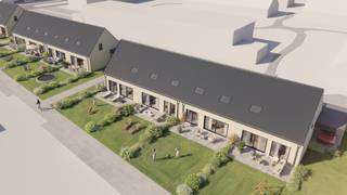 <p>Ontdek Kouter Middenpark, een nieuwbouwproject in Eke, deelgemeente van Nazareth-De Pinte, waar comfortabel, energiezuinig en hedendaags wonen centraal staat.</p><p>Het project combineert een aangename residentiële omgeving met een bijzonder vlotte bereikbaarheid.</p><p>Dankzij de ligging bevindt u zich op korte afstand van Gent, met bovendien een vlotte verbinding via de E17 en N60.</p><p>Ook het station van Eke bevindt zich vlakbij, terwijl u in de omgeving volop geniet van het aanwezige groen.</p><p> </p><p>De eerste fase van het project omvat 12 moderne gezinswoningen met zadeldak, ontworpen met aandacht voor comfort, functionaliteit en energiezuinigheid.</p><p>Het project omvat zowel halfopen bebouwingen met carport als gesloten bebouwingen met inpandige garage.</p><p>Alle woningen beschikken over 3 slaapkamers en worden aangeboden aan een vaste prijs, zonder prijsherziening.</p><p> </p><p>Ook op technisch vlak zijn de woningen voorzien van hedendaagse en energiezuinige technieken.</p><p>Zo beschikt elke woning over een ventilatiesysteem C+, vloerverwarming via een warmtepomp op zowel het gelijkvloers als de verdieping en 4 zonnepanelen.</p><p>Dankzij deze combinatie wordt een E-peil van maximaal E26 voorzien, waardoor u geniet van een energiezuinige woning met hedendaags wooncomfort.</p><p> </p><p>De woningen worden voorzien van een kwalitatieve basisafwerking.</p><p>De start van de werken is voorzien in het voorjaar van 2027.</p><p>Dankzij de combinatie van een energiezuinige uitvoering, een vaste aankoopprijs en een aantrekkelijke ligging nabij Gent vormt Kouter Middenpark een interessante keuze voor wie op zoek is naar een nieuwe gezinswoning, maar ook voor wie nieuwbouw als investering overweegt.</p><p></p><p><strong>Aankoopprijs zonder BTW: 350.331 euro*</strong></p><p></p><p><strong>Aankoopprijs inclusief 21% BTW op de constructie: 419.641,71 euro*</strong><br />*Prijs publicatie (Incl. 21%BTW + grond excl RR)</p><p>* excl. RR (12% grondwaarde), meetkosten, aktekosten, aansluitkosten nutsleidingen en notariskosten<br />We staan ter beschikking van de koper voor de volledige en gepersonaliseerde prijsopgave op maat. Contacteer ons gerust voor een vrijblijvende afspraak.</p><p> </p><p>Interesse in de beschikbare woningen, plannen en prijzen?</p><p>Neem gerust contact met ons op via deinze@vastgoeddevos.be of 09 380 25 99.</p><p> </p><p> </p>