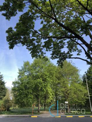 <p>Dit gerenoveerd appartement is gelegen vlakbij het Buurtpark Biest in Sint-Amandsberg. Op een zeer mooie locatie op wandel-en fietsafstand van allerlei scholen, winkels, horecazaken enz...  met een vlotte verbinding naar het stadscentrum van Gent. Het appartement bevindt zich in een rustige blok en is gesitueerd op het gelijkvloers. Het pand wordt betreden langs de inkomhal met afzonderlijk toilet. De ruime leefruimte heeft veel natuurlijke lichtinval dankzij de grote raampartijen aan de straatkant. De keuken is aan de achterzijde gelegen met directe toegang tot het gezellig tuintje. De keuken is tijdloos ingericht en uitgerust met voldoende kastruimte en toestellen. Verder zijn er 2 volwaardige slaapkamers aanwezig. De badkamer beschikt over een inloopdouche en lavabo. Tot slot is er een garage waardoor u zich nooit zorgen hoeft te maken over beschikbare parkeerplaats. Het appartement is volledig geschilderd voorzien van verlichtingsarmaturen en automatische rolluiken. <br />De maandelijkse huurprijs bedraagt 1.100 euro + 50 euro gemeenschappelijke kosten. Uw contactpersoon is Leen, afspraken kunnen via mail naar leen@vastgoed-dc.be worden vastgelegd.</p>