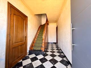 <strong>Ruime woning met 3 slaapkamers en garage te koop in Geluwe.</strong><br />Op zoek naar een gezellige woning die u nog volledig kan renoveren naar eigen smaak? Dan is dit een unieke kans.<br /><br /><strong>Indeling:</strong><br /><u>Gelijkvloers:</u> ruime inkomhal, apart toilet, leefruimte, keuken, berging, garage, tuin en tuinhuis<br /><u>1ste verdiep:</u> 3 slaapkamers en de badkamer<br /><u>Zolder:</u> extra slaapkamer mogelijk<br /><br /><strong>Troeven:</strong>
<ul><li>Rustige ligging</li><li>Veel potentieel</li><li>Mogelijkheid tot 4 slaapkamers</li><li>Ruime tuin</li><li>Garage</li></ul>
Renovatieplicht