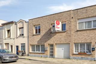 Deze ruime woning die we te koop aanbieden in Deurne, is gelegen in de Tweemontstraat 190.Bij het betreden van dit huis dat we te koop aanbieden in Deurne, vind je aan de rechterkant de dubbele garage met werkruimte achteraan.Aan de linkerkant betreed je de woning via de gezellige leefruimte met daaropvolgend de ruime keuken. De keuken biedt tevens toegang tot de aangename tuin.Op de eerste verdieping van het huis hier te koop aangeboden in Deurne, vinden we 3 slaapkamers, een bureauruimte of dressing en een ruime badkamer.Voor een dagje Antwerpen stad met het gezin, kan je gemakkelijk het openbaar vervoer nemen.Winkels, bakkers, beenhouwers en meer bevinden zich op loopafstand.EPC Tweemontstraat 190 : 412 kWh / (m² jaar) (E)Ben jij geïnteresseerd in dit vastgoed te koop in Deurne? Aarzel dan niet om ons te contacteren. Het Dewaele vastgoedkantoor van Deurne aan de Turnhoutsebaan staat graag tot uw dienst.Had u graag een gratis schatting van uw eigendom? bel ons voor een vrijblijvend gesprek op 03/666.66.66 of mail naar deurne@dewaele.comBestuursmaatregelen in het maatregelenregister: in aanvraagVastgoedinlichtingen: in aanvraagAsbestattest: in opmaakDit pand is onderworpen aan de renovatieverplichting van de Vlaamse overheid voor residentiële gebouwen (behoudens bij sloop binnen 5 jaar na de aankoop). Consulteer voor meer informatie de website van het Vlaams Energie- en Klimaatagentschap via https://www.vlaanderen.be/een-woning-kopen/renovatieverplichting-voor-residentiele-gebouwenBestuursmaatregelen in het maatregelenregister: nee