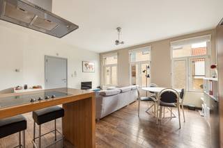 Op een centrale en gegeerde locatie in Antwerpen vinden we dit instapklare 2 slpk appartement.<br /><br /><strong>Ligging</strong><br />Het appartement is gelegen in de Essenstraat een aangename en goed bereikbare buurt met alles binnen handbereik. U bevindt zich op korte afstand van winkels, openbaar vervoer, scholen en horecagelegenheden. Dankzij de vlotte verbindingen bent u snel in het stadscentrum.<br /><br /><strong>Indeling</strong><br />Bij het betreden van het appartement komt u binnen in de ruime en lichtrijke woonkamer, dankzij de grote ramen, vormt het hart van de woning en biedt een aangename leefruimte. De geïnstalleerde keuken beschikt over zowel boven- als onderkasten.<br /><br />Via de nachthal heeft u toegang tot twee slaapkamers van respectievelijk 12 m² en 8 m². Verder vindt u hier een badkamer en een apart gastentoilet met handenwasser. De badkamer is uitgerust met een ligbad en een wastafel.<br /><br /><strong>Troeven</strong>
<ul>
<li><span>Centrale ligging </span></li>
<li><span>Goede bereikbaarheid </span></li>
<li><span>Ideaal als investering of starterswoning</span></li>
<li><span>EPC 142 kWh/m2</span></li>
<li><span>Elektriciteit conform</span></li>
<li><span>2 slaapkamers</span></li>
<li><span>Veel lichtinval </span></li>
</ul>
<span>Benieuwd naar meer? Neem contact op voor een bezichtiging via 0483 51 30 01 of mail naar ruzanna@wellimmo.net</span><br />