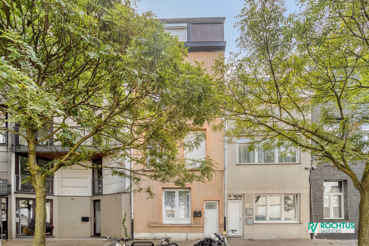Ruime stadswoning met 4 slaapkamers, 2 badkamers en koer - foto 1