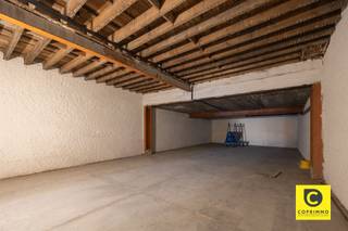<h2><span>Entrepôt/garage unique d'environ 360 m² à vendre sur la Markgravelei </span></h2><p><span>Bienvenue dans cet espace de garage et d'entrepôt exceptionnellement spacieux d'environ 360 m², situé à un emplacement stratégique sur la Markgravelei. Un bien de cette superficie, avec un tel agencement et des possibilités d’utilisation aussi variées, est particulièrement rare à cet emplacement et offre une opportunité unique aux entrepreneurs, investisseurs et particuliers.</span></p><p><span>Derrière la magnifique façade authentique se cache un espace étonnamment vaste et polyvalent qui peut être aménagé entièrement selon vos propres souhaits. Pensez par exemple à une entreprise de construction locale, un installateur, un atelier, une collection de voitures de collection, un site de commerce en ligne, un espace de stockage, un atelier ou une combinaison de bureaux et d'espace de stockage.</span></p><h3><span>Vaste rez-de-chaussée</span></h3><p><span>Le rez-de-chaussée offre une superficie d’environ 218 m² et a récemment été doté d’un nouveau sol en béton, ce qui permet de limiter les travaux de rénovation à cet étage.</span></p><p><span>L'accès se fait par un portail automatique d'environ 3,80 m de large et 2,20 m de haut, ce qui permet un accès aisé aux véhicules, au matériel et aux marchandises. Cet espace ouvert peut être aménagé entièrement selon les besoins du nouveau propriétaire.</span></p><h3><span>Espaces supplémentaires aux étages</span></h3><p><span>Au premier étage, d’une superficie d’environ 80 m², se trouvent trois pièces. Une partie de celles-ci est déjà revêtue de plaques de plâtre et peut être aménagée et optimisée selon vos goûts. Ces espaces se prêtent parfaitement à l’aménagement de bureaux, de salles de réunion, d’ateliers ou d’espaces de travail auxiliaires.</span></p><p><span>Le deuxième étage, d’une superficie d’environ 62 m², comprend également trois pièces. Cet étage offre lui aussi de nombreuses possibilités et peut parfaitement être aménagé en espace de bureau, atelier, local de stockage ou espace polyvalent.</span></p><p><span>Les deux étages sont équipés du chauffage et disposent déjà de sanitaires avec toilettes. Il est en outre possible d’aménager une cuisine et/ou une salle de bains.</span></p><p><span>La combinaison d’un charme authentique, d’une superficie exceptionnelle, d’un accès pratique, de plusieurs étages et de possibilités d’utilisation polyvalentes fait de ce bien une offre exceptionnelle.</span></p><p><span> </span></p><h3><span>Les atouts en bref</span></h3><ul><li><span>Immeuble unique et rare situé sur la Markgravelei</span></li><li><span>Surface totale d’environ 360 m²</span></li><li><span>Nouveau sol en béton au rez-de-chaussée</span></li><li><span>Porte automatique d’environ 3,80 m de large et 2,20 m de haut</span></li><li><span>Toitures en bon état</span></li><li><span>Installation électrique conforme</span></li><li><span>Sans amiante</span></li><li><span>Installations sanitaires déjà en place</span></li><li><span>Nombreuses possibilités d'utilisation : entreprise, atelier, entrepôt, e-commerce, bureaux, voitures de collection, entreprise de construction, travaux d'installation…</span></li><li><span>Un local pouvant être aménagé selon vos propres souhaits</span></li></ul><p><span> </span></p><p><span>Une opportunité unique dans un emplacement stratégique sur la Markgravelei pour ceux qui recherchent de l'espace, de la flexibilité et des possibilités.</span></p>