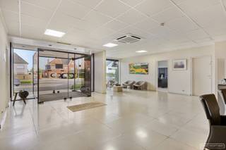 <p>Dit handelspand, gelegen aan de Gentseweg in Desselgem, biedt volop mogelijkheden voor zowel ondernemers als investeerders. Met een royale bewoonbare oppervlakte van 857 m² en een ruime perceeloppervlakte van 1695 m², heeft u hier de ruimte om uw dromen waar te maken. Het pand  beschikt over een doordachte indeling en gaat als volgt:</p>

<h2>Kelder:</h2>

<ul>
	<li>
	<p>Volledig onderkelderd, ideaal voor archiefruimte of stockage</p>
	</li>
</ul>

<h2>Gelijkvloers:</h2>

<ul>
	<li>Grote ontvangstruimte met aparte toiletten</li>
	<li>Verschillende aparte bureauruimtes en landschapsbureaus </li>
	<li>Keuken</li>
	<li>Oppervlakte van 390 m<sup>2</sup></li>
</ul>

<h2>Verdieping 1:</h2>

<ul>
	<li>Verschillende bureaus en vergaderzalen</li>
	<li>Terras</li>
	<li>200 m<sup>2</sup></li>
</ul>

<h2>Verdieping 2: </h2>

<ul>
	<li>Ingericht appartement met 3 slaapkamers, keuken, living, badkamer, technische ruimte, apart toilet</li>
	<li>Terras</li>
	<li>200 m<sup>2</sup></li>
</ul>

<h2>Verdieping 3:</h2>

<ul>
	<li>2 aparte bureauruimtes</li>
	<li>87 m<sup>2</sup></li>
</ul>

<h3>Troeven:</h3>

<ul>
	<li>Veel parkeergelegenheid zowel voor- als achteraan, carports</li>
	<li>Airco voorzien</li>
	<li>Centrale verwarming op gas</li>
	<li>aparte inkomhal voor de kantoren</li>
	<li>Ieder verdiep staat los van elkaar qua toegang. </li>
	<li>Alle verdiepingen zijn vlot bereikbaar via zowel de lift als de trap</li>
</ul>

<h3>Mogelijkheid tot het bijkopen van stuk bouwgrond links van 1375 m<sup>2</sup></h3>
 

<p>Gelegen langs deze verbindingsweg zorgt ervoor dat uw bedrijf zichtbaar en gemakkelijk bereikbaar is. De ruime indeling geeft u de vrijheid om verschillende werkruimtes te creëren, en met talloze mogelijkheden voor inrichting en aanpak kunt u het pand helemaal naar uw hand zetten. Of u nu een frisse start wilt maken of uw bestaande activiteiten wilt uitbreiden, deze ruimte kan zich aanpassen aan uw wensen. <br />Ideaal voor wie wonen en werken wil combineren, of perfect mogelijk tot verhuur van het appartement wegens aparte inkomhal langs zijkant gebouw.<br /><br />Voor meer info of een bezoek ter plaatse, contacteer Martijn:</p>

<ul>
	<li>0470/62.95.68</li>
	<li>martijn@maesconceptimmo.be</li>
</ul>