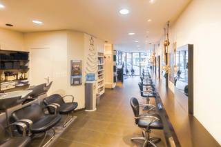 € 200.000 is a STARTING PRICE. These ground-floor commercial premises are located in the best spot in Edegem. Located in a small, well-kept...