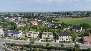 Lot 13 | 463 m² perceelsoppervlakte
Halfopen woning met 3 slaapkamers op een perceel van 463 m². Een comfortabele gezinswoning met een zonnige tuin. Dankzij het E-peil van E10 woon je klaar voor de toekomst.
Je woont hier in een rustige, groene omgeving vlak bij het centrum van Ardooie. Alles wat je dagelijks nodig hebt, ligt dichtbij.