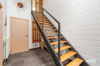 In het landelijke en groene Heurne, een charmante deelgemeente van Oudenaarde, bevindt zich deze ruime open bebouwing. De woning combineert een aangename gezinsindeling met een grote tuin, voldoende parkeergelegenheid en een rustige woonomgeving. Een ideale thuis voor wie graag landelijk woont zonder de verbinding met Oudenaarde en omliggende gemeentes te verliezen.<br /><br />Via de inkomhal met gastentoilet betreedt u de woning. De lichtrijke woonkamer geniet dankzij de grote raampartijen van veel natuurlijk licht en een aangenaam zicht op de tuin. Aansluitend bevindt zich de open keuken. Verder beschikt het gelijkvloers over een ruime en praktische berging en een inpandige garage, ideaal voor de wagen, fietsen en extra opslagruimte.<br /><br />Op de eerste verdieping bevinden zich drie slaapkamers en de badkamer. Deze is uitgerust met een dubbele wastafel, ligbad en douche. Via een valluik bereikt u de zolder, die bijkomende bergruimte biedt.<br /><br />Ook buiten is ruimte een belangrijke troef. Op de eigen oprit is plaats voor twee wagens en achteraan wacht een mooie tuin waar u in alle rust van het buitenleven kunt genieten.<br /><br />Ook energetisch en praktisch heeft de woning interessante troeven. Ze beschikt over zonnepanelen met groenestroomcertificaten, een regenwaterput en heeft een EPC-label C. De regenwaterput vormt daarbij een mooie extra voor een efficiënter en duurzamer watergebruik.<br /><br />Interesse? Vraag uw bezoek aan via Ruben (0479/60.36.94) en ontdek deze woning ter plaatse.<br /><br />Denk je eraan om je woning in Oudenaarde of omgeving te verkopen? Neem vrijblijvend contact op met Ruben van Immo Francois in Oudenaarde voor een gratis waardebepaling via ruben@immofrancois.be.<br /><br />