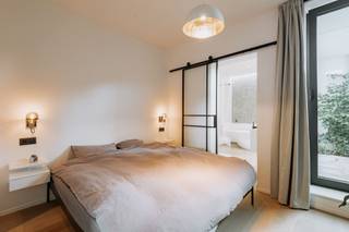 <p><span>Instapklare, moderne nieuwbouwwoning in Oud-Berchem</span></p><p><span> </span></p><p><span>OMGEVING </span></p><p><span>Deze recente, energiezuinige woning bevindt zich in het geliefde Oud-Berchem, een levendige en karaktervolle buurt waar rust en stedelijke dynamiek mooi samenkomen. In de directe omgeving vind je tal van winkels, gezellige horecazaken, scholen en openbaar vervoer. Met onder andere bakkerij Funk om de hoek en supermarkten op wandelafstand heb je bovendien alle dagelijkse voorzieningen vlakbij. Ook het bruisende stadscentrum van Antwerpen en de belangrijke invalswegen zijn vlot bereikbaar, wat van deze locatie een bijzonder praktische uitvalsbasis maakt. </span></p><p><span> </span></p><p><span>INDELING </span></p><p><span>Deze woning werd volledig vernieuwd, waarbij enkel de twee zijgevels behouden bleven. Tijdens de totaalrenovatie werd werkelijk aan elk detail gedacht, en gewerkt volgens de regels van de nieuwbouwkunst met een bijzonder mooie combinatie van hedendaags comfort, hoogwaardige afwerking en energiezuinig wonen.</span></p><p><span>De woning beschikt over een verluchtingssysteem D met warmteterugwinning en is doorheen de woning afgewerkt met een prachtig parket, wat zorgt voor een warme en stijlvolle uitstraling. Daarnaast zijn er zonnepanelen aanwezig en werd ook op vlak van comfort en akoestiek aan alles gedacht. Tussen de verschillende verdiepingen werd zowel akoestisch als thermisch geïsoleerd en zelfs de garage beschikt over een geïsoleerde deur. Alle drie de terrassen zijn bovendien voorzien van een groendak, wat het duurzame karakter van de woning extra benadrukt. </span></p><p><span> </span></p><p><span> </span></p><p><span>Op het gelijkvloers bevindt zich een inpandige garage met elektrische poort, ideaal om de wagen droog te stallen en fietsen of andere spullen netjes binnen op te bergen. Via de inkomhal bereik je een praktische dressing, een apart toilet en de eerste slaapkamer. Deze kamer sluit rechtstreeks aan op een aangenaam terras en beschikt bovendien over een prachtige badkamer, uitgerust met zowel een inloopdouche als een ligbad. Deze kamer kan ook dienst doen als bureau of multifunctionele ruimte.</span></p><p><span> </span></p><p><span>De eerste verdieping vormt het kloppende hart van de woning. Hier bevindt zich een ruime, volledig uitgeruste open leefkeuken die mooi overvloeit in de lichtrijke leefruimte. Vanuit de keuken heb je rechtstreeks toegang tot een prachtig terras via een groot schruifraam, een heerlijke plek om te genieten van de avondzon. </span></p><p><span> </span></p><p><span>Op de tweede verdieping bevinden zich nog twee ruime slaapkamers, bereikbaar via de nachthal. De master bedroom beschikt bovendien over een eigen terras. Op deze verdieping vind je eveneens de tweede badkamer, voorzien van een douche, toilet en lavabo. </span></p><p><span> </span></p><p><span> </span></p><p><span>TROEVEN </span></p><p><span>- Energiezuinige woning </span></p><p><span>- Ventilatiesysteem D </span></p><p><span>- Elektrische keuring conform </span></p><p><span>- Zonnepanelen </span></p><p><span>- Voordeur met elektrisch slot</span></p><p><span>- Waterverzachter </span></p><p><span> </span></p><p><span> </span></p><p><span> </span></p><p><span> </span></p><p><span> </span></p><p><span> </span></p>