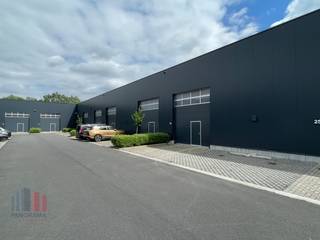 Langs de Schaapbruggestraat in Roeselare bevindt zich deze kwalitatieve nieuwbouwloods, ideaal voor ondernemers die op zoek zijn naar een moderne...