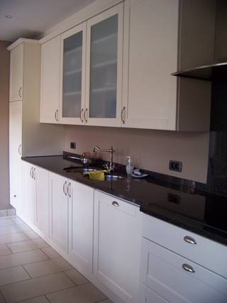 Woning omvat:<br /><br />Gelijkvloers: inkomhal - living - keuken - badkamer<br />1e Verdieping: 3 kamers (2 slaapkamers + 1 kleine (kinder)kamer<br />2e Verdieping: Afgewerkte zolder<br /><br />Kelder<br /><br />Terras (verhard)<br /><br />Vrij vanaf 1 september 2026