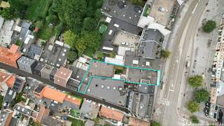 <strong>Verhuurd handelsgelijkvloers + magazijn!</strong><br /><br />Dit ruime appartement op <strong>gelijkvloers </strong>is ideaal gelegen op wandelafstand van <strong>Rivierenhof</strong>, vlak bij invalswegen, openbaar vervoer en winkels.<br />Met zijn<strong> 1 slaapkamer </strong>(mogelijkheid tot tweede), ruime woonkamer en een oppervlakte van ca. 120m² is dit een ideaal appartement op een gunstige ligging.<br /><br />Achteraan kan men genieten van een groene tuin. Momenteel is het appartement verhuurd als handelsgelijkvloers. Achteraan is er een groot magazijn van <strong>ca. 190m²</strong> aanwezig. Veel mogelijkheden voor activiteiten!<br /><br />Indeling:<br />- Inkomhal<br />- Ruime leefruimte met grote raampartijen die zorgen voor veel natuurlijke lichtinval,<br />- Keuken<br />- Badkamer met douche en een wastafel<br />- Slaapkamer 1<br />- Toilet<br />- Tuin met terras<br />- Magazijn van 190m²