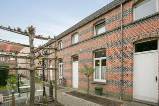 Sympathieke woning in een oase van rust middenin centrum Deze woning is gelegen op het verkeersvrij woonerf "Hof van Gorus".Middenin het centrum en...