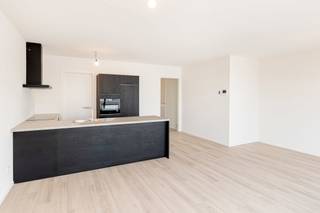 Volledig instapklaar, bijna energieneutraal (BEN20), 5 jaar vrijstelling van het kadastraal inkomen, 6% BTW mogelijk, meteen beschikbaar bij akte, groot terras: dit 2-slaapkamerappartement in Blaasveld bundelt alle grote troeven die je vandaag zoekt. Het appartement is volledig afgewerkt en professioneel geschilderd, zodat je zonder extra kosten meteen kan intrekken of het onmiddellijk kan verhuren. De leefruimte is lichtrijk dankzij de grote ramen en sluit mooi aan op de open, volledig uitgeruste keuken en aansluitende berging. Via de leefruimte heb je toegang tot een aangenaam terras met zicht op de rustige, groene omgeving van het project. De slaapkamers zijn praktisch ingedeeld en de badkamer is afgewerkt met kwalitatieve materialen. Het appartement is uitgerust met warmtepomp, zonnepanelen en vloerverwarming, wat zorgt voor een laag energieverbruik en een aangenaam binnenklimaat. Wie in aanmerking komt, kan genieten van het verlaagde 6% BTW-tarief, wat de aankoop financieel nog interessanter maakt (Ook als investeerder!). De ligging in het charmante Blaasveld, tussen Mechelen en Willebroek, biedt een rustige woonomgeving met vlotte bereikbaarheid, nabij winkels, openbaar vervoer en belangrijke invalswegen. Dit appartement is ideaal voor wie op zoek is naar een zorgeloze, instapklare woonoplossing, maar is ook bijzonder geschikt als veilige en duurzame investering. Neem gerust contact op voor meer informatie of een bezoek.