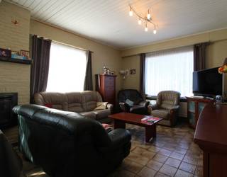 Zeer mooie woning met garage op gunstige ligging. Deze halfopen woning is gelegen op een mooi perceel van +- 255m². De woning bestaat uit een grote woonkamer, keuken, veranda, apart toilet, inkomhal, badkamer met ligbad – douche combinatie, 2 ruime slaapkamers en 1 kleinere slaapkamer, zolderruimte, een grote tuin met terras en een grote garage in de tuin. Keuring elektriciteit is conform. Nieuwe gascondensatieketel geplaatst in 2025. Verder is er ook een zonneboiler voorzien. EPC: 499 kWh/m²jaar (label E). VP: € 338.000,-