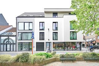 Te midden van de Boomstraat in Bornem, op wandelafstand van winkels, horeca en openbaar vervoer, bevindt zich dit prachtige volledig bemeubelde dakappartement. Hoewel het appartement nog nooit werd bewoond, is het reeds volledig ingericht en afgewerkt, waardoor het onmiddellijk instapklaar is.<br />Bij de afwerking werd veel aandacht besteed aan comfort en energiezuinigheid. De warmteproductie gebeurt via een warmtepomp in combinatie met zonnepanelen en aangename vloerverwarming die zowel kan warmen als koelen. Daarnaast beschikt het appartement over een individuele ventilatie van type C.<br />Het appartement omvat een ruime slaapkamer met aansluitende, volledig ingerichte dressing, een stijlvol afgewerkte badkamer met inloopdouche, een apart gastentoilet en een praktische berging voorzien van wasmachine en droogkast. De volledig uitgeruste keuken sluit naadloos aan op de lichtrijke woonkamer, waar maatwerk aanwezig is in de vorm van een tv-meubel en een ingebouwd bureau. Het appartement werd volledig geschilderd en voorzien van gordijnen, zodat u zonder bijkomende investeringen meteen kunt verhuizen.<br />Verder beschikt u over een mooi zonnig terras waar het heerlijk vertoeven is. Fietsen kunnen veilig worden gestald in de fietsenberging en voor extra opslagruimte is er een private kelderberging of een zolderruimte van ongeveer 50 m² beschikbaar.<br />Als extra troef geniet u bovendien nog gedurende vijf jaar van een vermindering op de onroerende voorheffing. Dit appartement combineert een uitstekende centrale ligging met hedendaags wooncomfort, een energiezuinige uitrusting en een hoogwaardige afwerking, waardoor het een unieke opportuniteit vormt voor wie op zoek is naar een zorgeloze en instapklare woonst in het centrum van Bornem.<br /> 