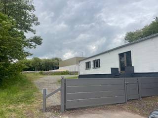 Gelegen aan de Rue du Many 111 in Seraing biedt dit veelzijdige industriële site een totale oppervlakte van ± 4.385 m² en combineert alles wat...