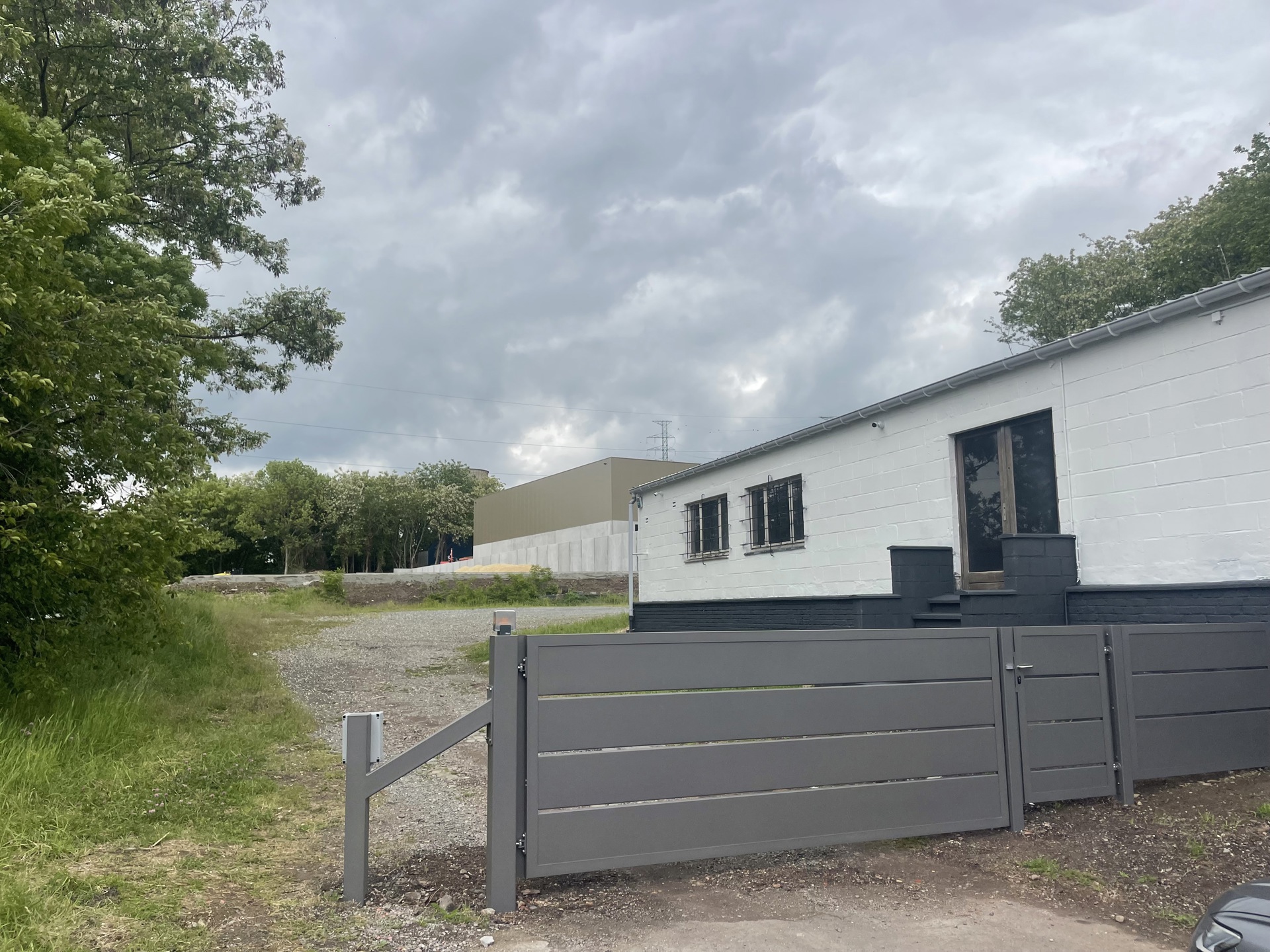 Industriële hal + kantoren + woning — Zeldzaam op de markt - foto 3