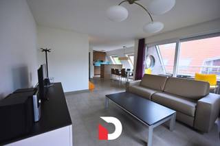 Dit prachtige duplex appartement in De Haan is de perfecte plek voor wie op zoek is naar rust en comfort. Gelegen in een rustige buurt, biedt dit appartement een bewoonbare oppervlakte van 88m², verdeeld over twee verdiepingen.<br /><br />Beneden vind je een gezellige woonkamer met veel natuurlijk lichtinval, een uitgeruste keuken, berging en een gastentoilet. Vanuit de woonkamer heb je directe toegang tot he ruime terras, waar je heerlijk kunt genieten van de buitenlucht en de zon.<br /><br />Op de bovenverdieping bevinden zich twee ruime slaapkamers en een badkamer met een ligbad. Beide slaapkamers bieden voldoende ruimte voor een tweepersoonsbed en kasten.<br /><br />Dit appartement is ideaal voor wie op zoek is naar een comfortabele en ruime woonruimte in een groene omgeving. De Haan staat bekend om zijn prachtige duinen en bossen, waardoor het de perfecte locatie is voor liefhebbers van natuur en rust.<br /><br />Private parking kan worden bijgekocht. Daarnaast is er in de directe omgeving voldoende parkeergelegenheid en zijn er verschillende winkels en voorzieningen op loopafstand. Kortom, dit duplex appartement in De Haan is de ideale plek om te genieten van het goede leven aan de Belgische kust.
