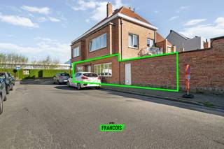 Ontdek dit verzorgd en recent opgefrist gelijkvloers appartement gelegen in de rustige Asterlaan te Mariakerke, een aangename en residentiële wijk van Oostende. Hier woon je in alle rust, terwijl je toch geniet van een vlotte verbinding naar het centrum, de kust en belangrijke invalswegen.<br /><br />Het appartement heeft een bewoonbare oppervlakte van 62 m² en is praktisch ingedeeld. Via de inkomhal kom je in de lichtrijke woonkamer, die aansluit op de functionele keuken. Verder beschikt het appartement over twee volwaardige slaapkamers, een badkamer, een apart toilet en een handige berging.<br /><br />Een absolute troef is het aangelegd terras met tuinhuis, ideaal om te ontspannen in alle privacy.<br /><br />De ligging is bijzonder aantrekkelijk: een verkeersluwe straat met voornamelijk lokaal verkeer, maar toch vlakbij de Nieuwpoortsesteenweg, Mariakerkelaan, R31 en E40. Zowel met de wagen, fiets als het openbaar vervoer bereik je vlot het centrum van Oostende, winkels, scholen en de kust. Dankzij de nabijheid van bus en kusttram geniet je bovendien van een uitstekende Mobiscore van 8,8.<br /><br />