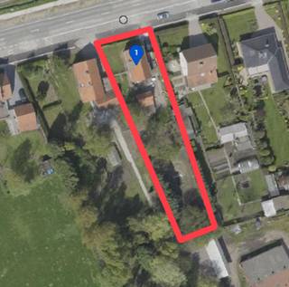 <p>Bouwgrond voor nieuwbouwproject – centraal gelegen langs belangrijke verkeersas in Zedelgem</p>
<p>Op zoek naar een strategisch gelegen eigendom met potentieel? Dit te renoveren pand op een royaal perceel biedt talloze mogelijkheden: grondige renovatie, herbestemming of ontwikkeling tot nieuwbouwproject (onder voorbehoud van vergunningen). U geniet hierbij van de 6% BTW regeling voor wederopbouw van woningen. Dankzij de ligging langs een belangrijke verkeersas in Zedelgem geniet u van maximale visibiliteit, vlotte bereikbaarheid en een sterke connectie met omliggende gemeenten en invalswegen.</p>
<p>Kenmerken</p>
<ul>
<li>Ruim perceel met brede straatgevel: geschikt voor uitbreidingen of herontwikkeling.</li>
<li>Te renoveren woonstructuur: creëer uw eigen indeling, materialen en energieprestaties.</li>
<li>Topligging in Zedelgem: centrale positie met sterke passage en goede ontsluiting.</li>
<li>Geschikt voor diverse functies: gezinswoning, combinatie wonen-werken, praktijk, kantoor of kleinschalige projectontwikkeling (mits vergunning).</li>
<li>Parkeermogelijkheden op eigen terrein en in de straat.</li>
<li>Nabij voorzieningen: winkels, scholen, openbaar vervoer en belangrijke verbindingswegen.</li>
</ul>
<p>Pluspunten voor investeerders en ontwikkelaars</p>
<ul>
<li>Hoge zichtbaarheid langs verkeersas: ideaal voor professionals, kantoren of praktijkruimte.</li>
<li>Flexibele ontwikkelingskansen: renovatie, optopping of sloop/nieuwbouw (stedenbouwkundig na te gaan).</li>
<li>Sterke marktpositie: schaarste aan ruime percelen met centrale ligging in en rond Zedelgem.</li>
<li>Toekomstgericht: potentieel om te voldoen aan moderne energie- en isolatienormen (BEN, E-peil).</li>
</ul>
<br />Documentatie (kadastrale info, stedenbouwkundige voorschriften en bestemmingsplannen) in aanvraag.<br /><br />Bent u op zoek naar een bouwperceel of een totaalrenovatieproject, neem dan voor meer inlichtingen of een bezoek op afspraak contact op met ALBERT, Dominique Baes op 0498/12.82.20 of via dominique.baes@albert.immo