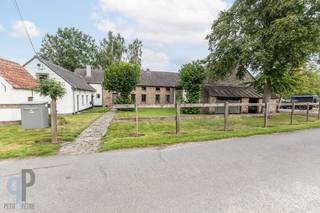 Topgelegen 5-slk woning met bijgebouwen op 6370m² omgeven door velden in doodlopend straatje dat uitmondt een veldweg. Op te frissen...