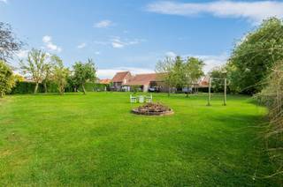  This characterful rural house with spacious barn is located on the edge of the center of Hoogstraten. Spacious garden with a plot size...