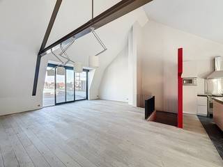 Gelegen in een rustige omgeving en op korte afstand van het openbaar vervoer, zal deze uitzonderlijke triplex loft (penthouse van ±170 m²) u verleiden met zijn vele unieke kenmerken. De loft bestaat uit een grote woon- en eetkamer, badend in licht dankzij de grote ramen met automatische verduisteringsgordijnen, die voor volledige privacy zorgen.De keuken, volledig uitgerust met moderne apparaten, is een echt pluspunt voor kookliefhebbers. De twee ruime en lichte slaapkamers zijn perfect voor een goede nachtrust. De badkamer, uitgerust met een inloopdouche en een ligbad, biedt een absolute ontspanningsruimte. Een praktische wasruimte en een kelder maken deze uitzonderlijke woonruimte compleet.De loft onderscheidt zich ook door zijn eigentijdse design, met LED-lampen geïntegreerd in de muren, wat zorgt voor een warme en moderne sfeer. Het pand heeft ook een goede EPC, wat optimale energie-efficiëntie garandeert.Buiten kunt u genieten van een groot terras en een privézwembad voor onvergetelijke ontspanningsmomenten. Twee parkeerplaatsen zijn optioneel beschikbaar. Gelijkvloers is er een eerste berging beschikbaar. Daarnaast heeft de parking een tweede berging.Mis de kans niet om deze unieke loft te bezoeken, perfect voor diegenen die op zoek zijn naar een uitzonderlijke woonomgeving in een rustige en praktische buurt.