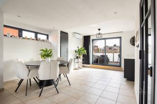 Duplex met drie slaapkamers in Wilrijk (Neerland)In het rustige en groene Neerland bevindt zich dit volledig gerenoveerde duplex appartement. Het is...