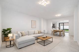<p>In het hart van Eeklo bevindt zich deze <u><strong>prachtige, volledig gerenoveerde woning </strong></u>die <strong>modern wooncomfort</strong> perfect combineert met een centrale ligging. Achter deze gevel schuilt een lichtrijke en instapklare thuis waar kwaliteit en afwerking centraal staan.</p>

<p>De woning beschikt over <u>vier volwaardige slaapkamers</u>, ideaal voor een gezin of voor wie extra ruimte wenst voor een bureau, hobbykamer of dressing. De renovatie werd met oog voor detail uitgevoerd, waarbij hedendaagse materialen en een frisse, moderne uitstraling zorgen voor een aangename en warme sfeer.</p>

<p>De leefruimte sluit naadloos aan op de moderne keuken, die volledig is uitgerust en uitnodigt tot gezellige momenten met familie en vrienden. via een schuifraam is de <u>leuke stadstuin</u> bereikbaar.</p>

<p>Dankzij de centrale ligging bevinden winkels, scholen, horeca en openbaar vervoer zich op wandelafstand, wat deze woning niet alleen comfortabel maar ook bijzonder praktisch maakt.</p>

<p>Kortom, een unieke kans voor wie op zoek is naar een instapklare, moderne woning met ruimte, licht en een toplocatie in Eeklo.</p>