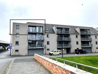 Huurprijs: 830 euro + 65 euro syndic per maandDit ruim appartement van ca. 110 m² ligt langs het kanaal Roeselare-Leie, met zicht op de groene dreve...