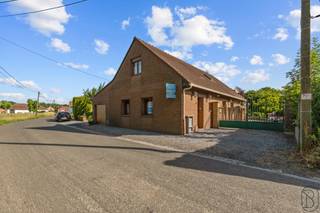 Ruime alleenstaande woning met 4 slaapkamers en tuin, op 1596m². Indeling: op het gelijkvloers vindt u de inkomhal met apart toilet, ruime...
