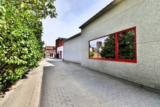 <h1><span>Veelzijdig industrieel pand van met laadkades, koel- en vriesruimtes</span></h1><h1><span> </span></h1><p><span>Op zoek naar een veelzijdige bedrijfsruimte met ruime opslagmogelijkheden en gekoelde voorzieningen? Dit industrieel pand van ca. </span><span>400 m²</span><span> is uitermate geschikt voor ondernemingen actief in de </span><span>voedingssector, land- en tuinbouw, bloemen- en plantensector</span><span>, maar ook voor diverse andere logistieke activiteiten.</span></p><p><span>Het pand beschikt over </span><span>twee laadkades voor vrachtwagens</span><span>, voorzien van sectionale poorten, waardoor laden en lossen vlot en efficiënt kan verlopen.</span></p><p><span>Daarnaast zijn er:</span></p><ul><li><span>3 ruime koelcellen</span></li><li><span>een diepvriesruimte van ca. 20 m²</span></li><li><span>diverse polyvalente werk- en opslagruimtes</span></li><li><span>een afzonderlijke bureauruimte</span></li><li><span>een personeels- / eetruimte</span></li></ul><p><span> </span></p><p><span>Ook op vlak van veiligheid is de site goed uitgerust. </span><span>Camerabewaking</span><span> is voorzien op verschillende plaatsen op het terrein en de toegang wordt beveiligd door een </span><span>afsluitbare toegangspoort</span><span>.</span></p><p><span>De ligging zorgt voor een </span><span>vlotte bereikbaarheid via verschillende invals- en uitvalswegen</span><span>. Op het terrein is bovendien een ruime oprijlaan aanwezig, waardoor ook </span><span>vrachtwagens gemakkelijk kunnen manoeuvreren</span><span>. Extra parkeerplaatsen zijn desgewenst beschikbaar en kunnen worden bijgehuurd.</span></p><p><span>Verder kan, mits een kleine meerprijs, gebruik worden gemaakt van een </span><span>ondergrondse restafvalcontainer</span><span>.</span></p><p><span>De plafondhoogte bedraagt ca. </span><span>4 meter</span><span>, wat zorgt voor een praktische en veelzijdige benutting van de beschikbare ruimte.</span></p><p><span> </span></p><p><span>Beschikbaar: onmiddellijk! Interesse of graag een bezoek ter plaatse?<br />Neem contact op met Immo Twins via 052/55.55.55 of <span>info@immotwins.be</span></span><span> - <span>www.immotwins.be</span></span><span> </span></p>